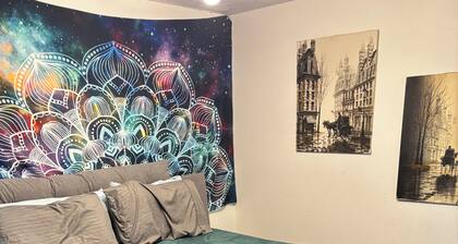 Cozy 1-bedroom guest house with WiFi, AC one mile to the beach! Walk to downtown