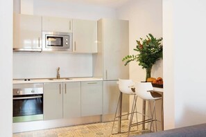 Frigorífico, microondas, horno y placa de cocina