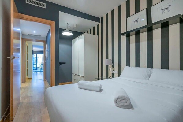 2 bedrooms, desk, iron/ironing board, WiFi