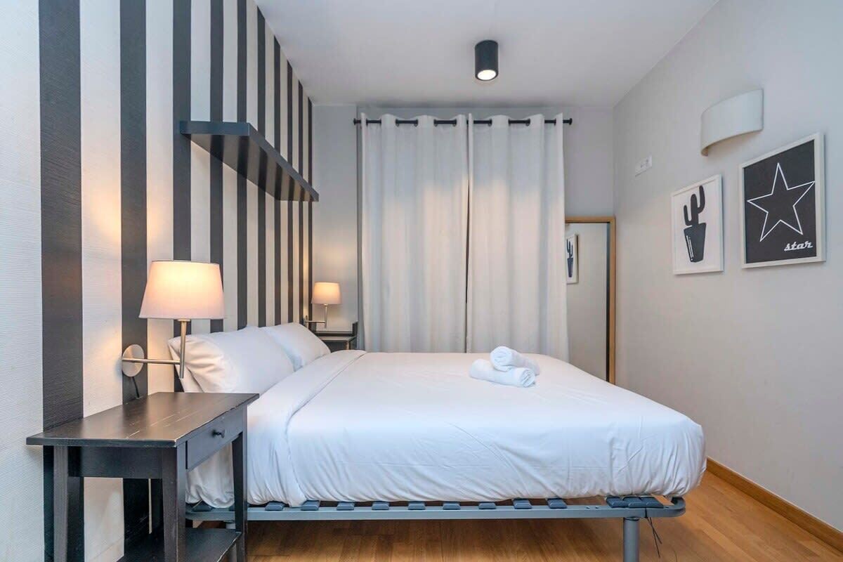 2 bedrooms, desk, iron/ironing board, WiFi