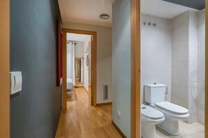 Regadera, secadora de cabello, toallas 