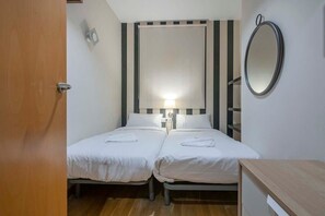 2 bedrooms, desk, iron/ironing board, WiFi
