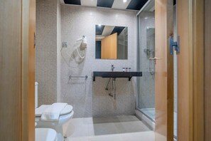 Een douche, een haardroger, handdoeken