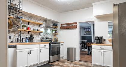 Sports Themed Home With Large Jetted Tub Near Zoo and Stadiums Downtown.