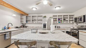 Micro-ondes, four, plaque de cuisson, lave-vaisselle