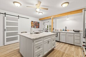 Mikrowelle, Ofen, Herdplatte, Geschirrspüler