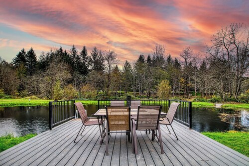 Cedar Creek Escape: Spacious 4 Bedroom Chateau,  Private Pond & Creek Frontage