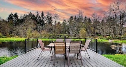 Cedar Creek Escape: Spacious 4 Bedroom Chateau, Private Pond & Creek Frontage