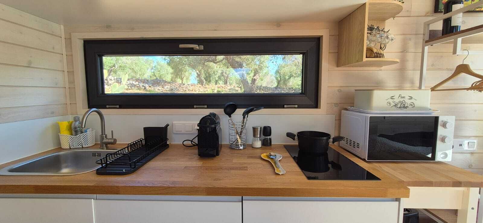 Réfrigérateur, micro-ondes, plaque de cuisson, cafetière/bouilloire