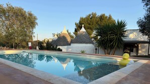 Ein Swimmingpool mit einer Steinstruktur und einem gelben Quietscheentchen.