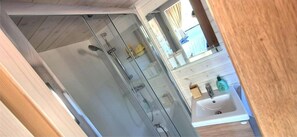 Chuveiro, secador de cabelo, toalhas de banho 