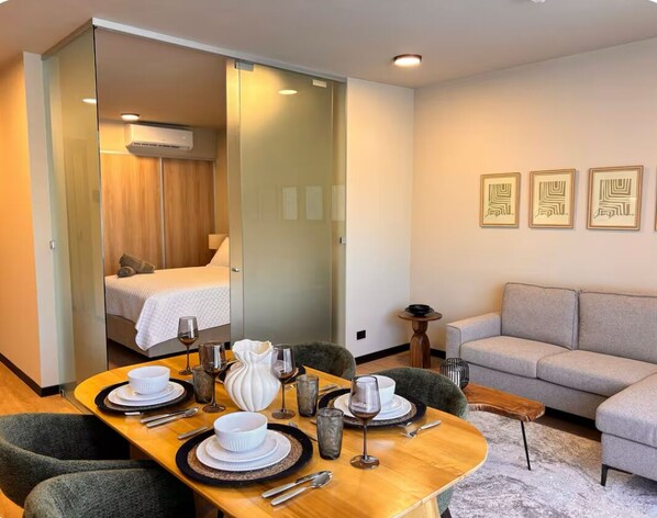 Interior - One Bedroom Balcony (Santa Ana)