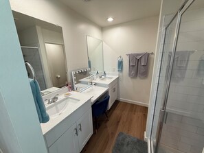 Shower, hair dryer, towels, soap - King Suite-Mins to Hosp: VA, PCH, Mayo. Close to everything: Sports, Restaurants (Phoenix)