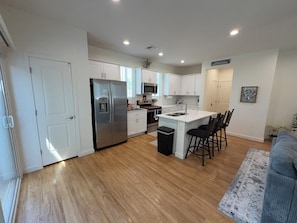 雪櫃、微波爐、焗爐、爐具