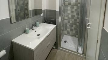Douche, sèche-cheveux, serviettes fournies