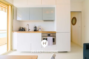 Kühlschrank, Geschirrspüler, Wasserkocher mit Kaffee-/Teezubehör