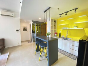 Apartamento superluxo, vista para a cidade | Cozinha privada | Geladeira, micro-ondas, cooktop, talheres/pratos/utensílios de cozinha