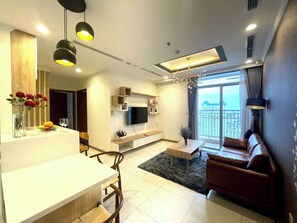 Familienapartment | Wohnbereich | 60-Zoll-Flachbildfernseher mit Satellitenempfang