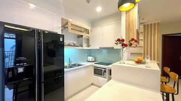 Apartamento familiar | Cocina privada | Frigorífico, microondas, placa de cocina y utensilios de cocina