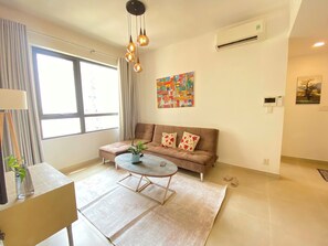 Departamento de lujo, vista a la ciudad | Área de sala de estar | Televisión de pantalla plana de 60 pulgadas con canales vía satélite 