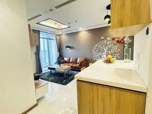 Apartamento família | Área de estar | TV de tela plana 60 polegadas com canais via satélite