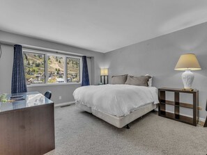 3 habitaciones, escritorio, tabla de planchar con plancha y wifi