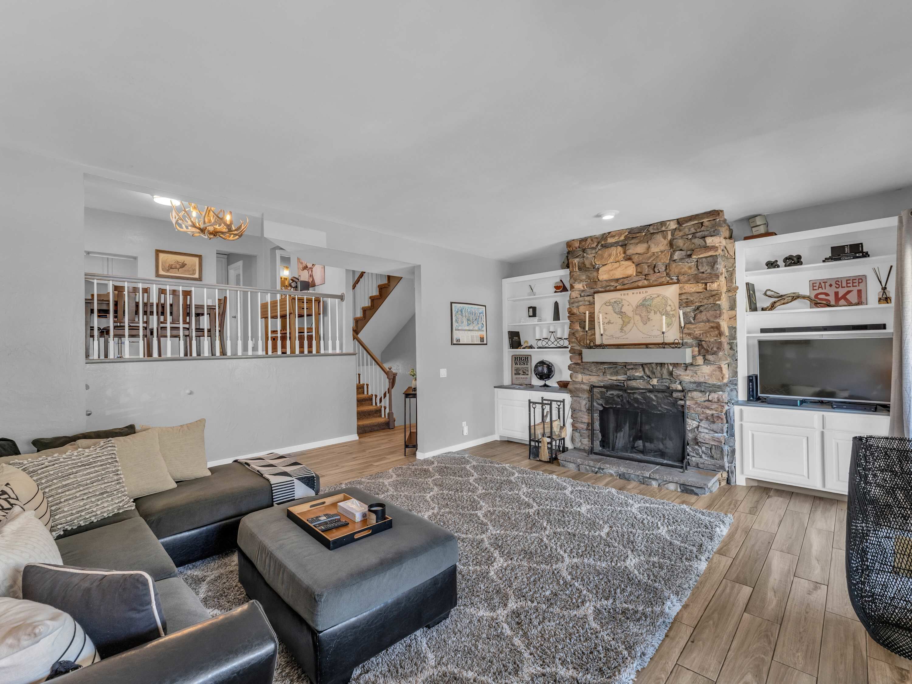 Televisie, een open haard en een kantoor