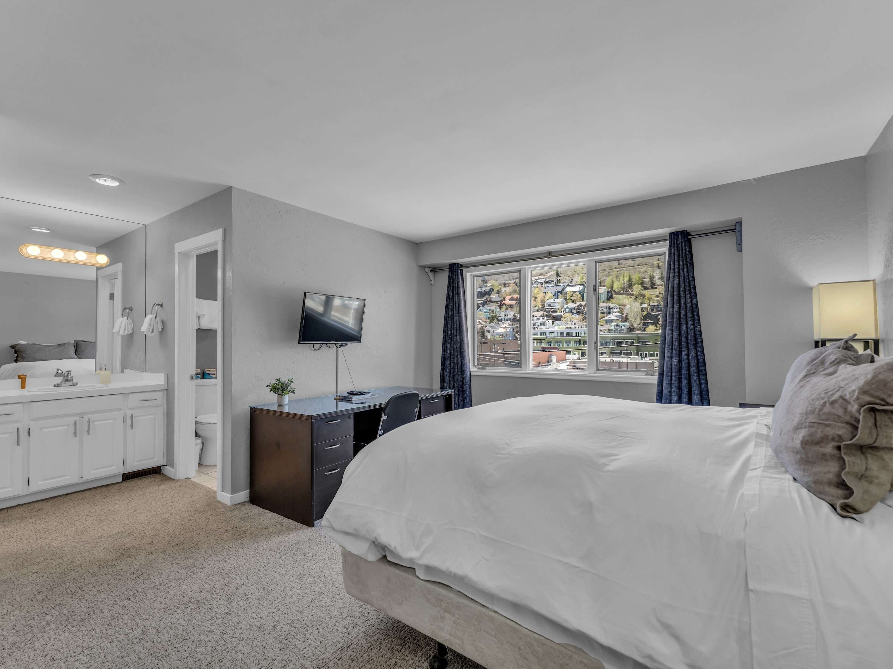 3 bedrooms, desk, iron/ironing board, WiFi