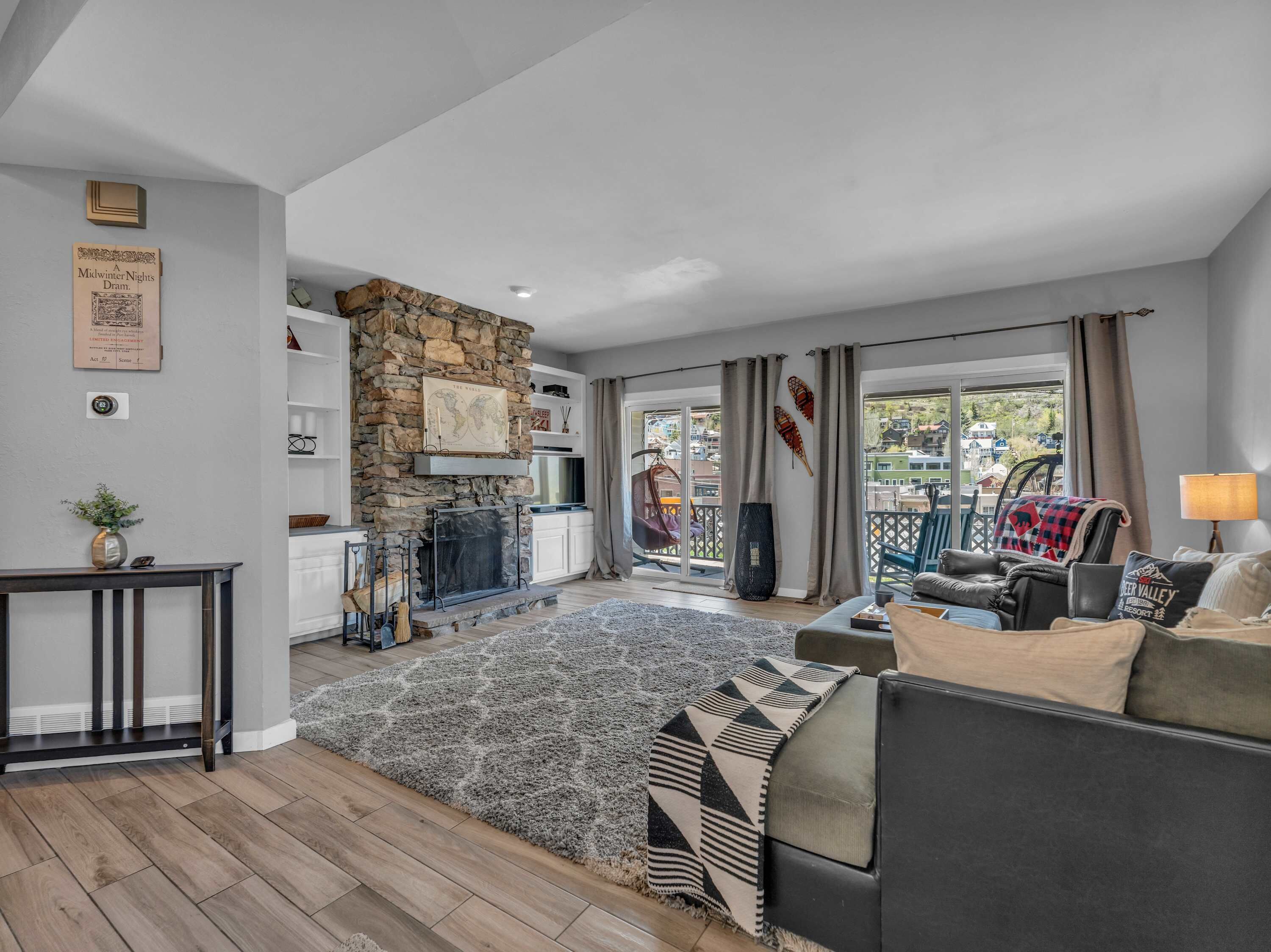 TV, fireplace, offices