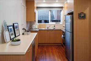 Fridge, microwave, oven, stovetop - Bright 2B Hampton Coastal Getaway Steps From Beach (Hampton)