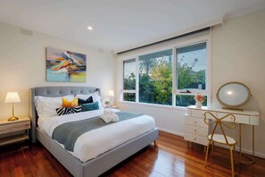 2 bedrooms, iron/ironing board, travel cot, WiFi - Bright 2B Hampton Coastal Getaway Steps From Beach (Hampton)