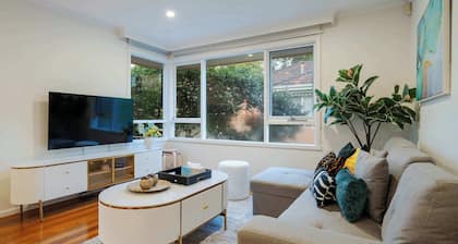 Bright 2B Hampton Coastal Getaway Steps From Beach
