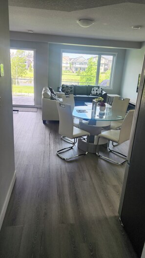 Interior - Charming 2-bedroom pond backing walk out suite with view of the lake in Beaumont (Beaumont)