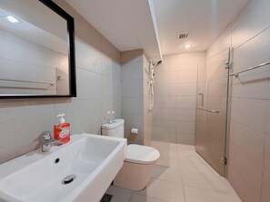 Douche, sèche-cheveux, bidet, serviettes fournies