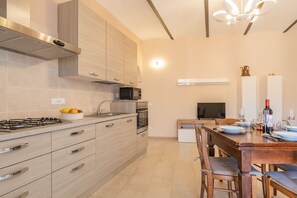 Kühlschrank, Mikrowelle, Ofen, Geschirrspüler