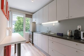 Een koelkast, een microgolfoven, een oven, een kookplaat