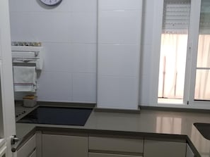 Réfrigérateur, cafetière/bouilloire, grille-pain