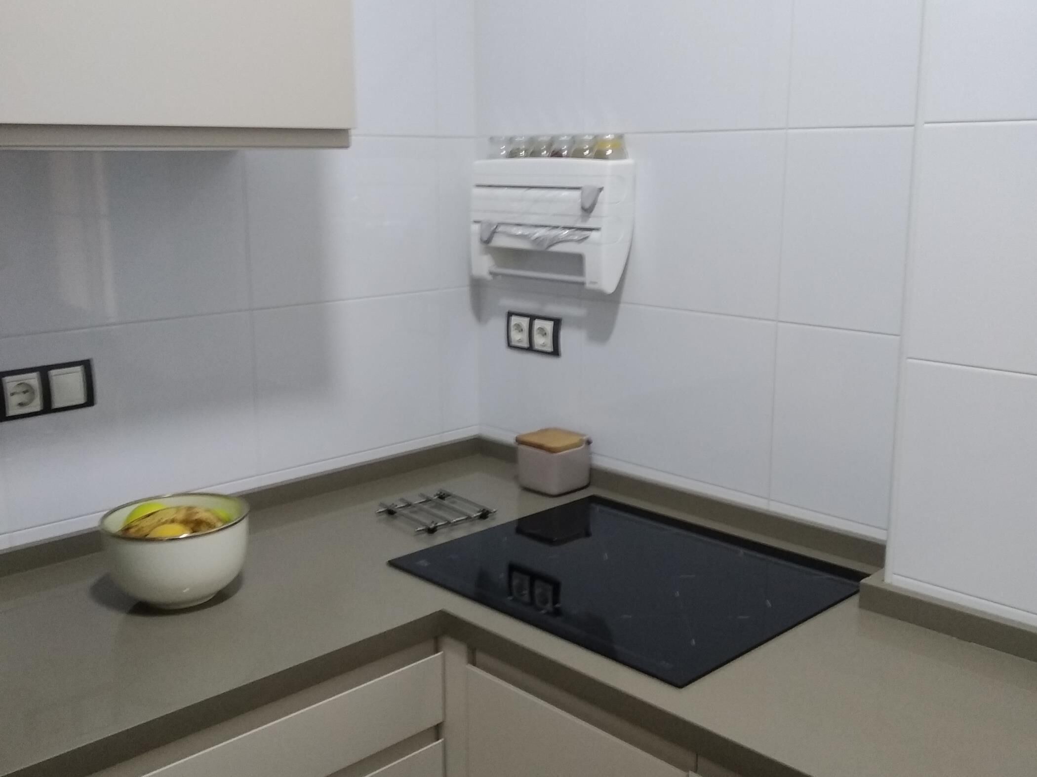 Een koelkast, een koffiezetapparaat/waterkoker, een broodrooster