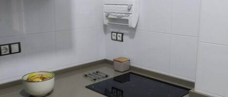 Kjøleskap, kaffetrakter/tekoker, brødrister og kjøkkenutstyr