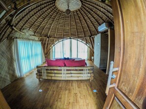 Escritorio, espacio para trabajar con laptop y wifi gratis 