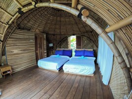 Quarto casal ou duplo standard, sacada, vista para a montanha | Escrivaninha, espaço de trabalho para notebook, Wi-Fi de cortesia