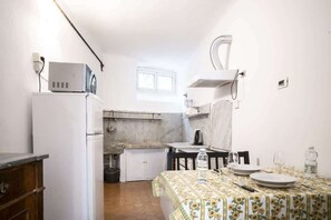 Refrigerador, microondas, placa de cocina, cafetera/tetera