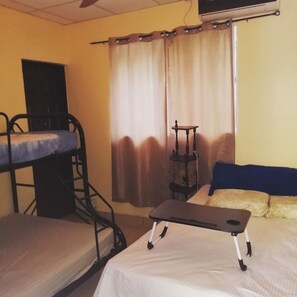 Habitación estándar, patio | Ropa de cama y accesible en silla de ruedas