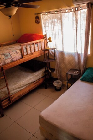 Chambre Simple, patio | Draps fournis, accès pour personnes à mobilité réduite