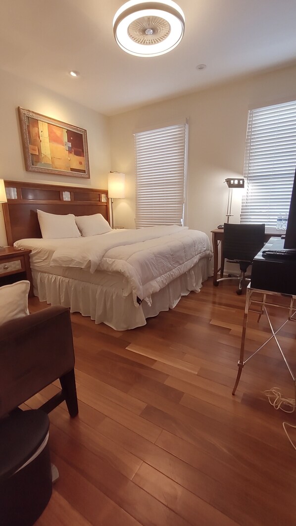 1 dormitorio, tabla de planchar con plancha, wifi y ropa de cama