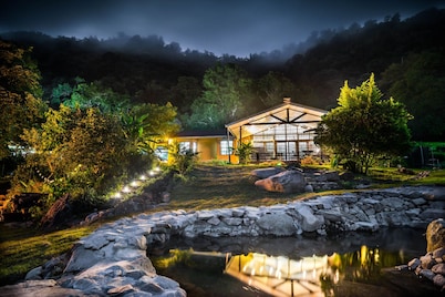 King bed & hot tub in cloud forest mountains