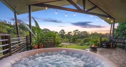 King bed & hot tub in cloud forest mountains