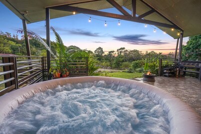 King bed & hot tub in cloud forest mountains