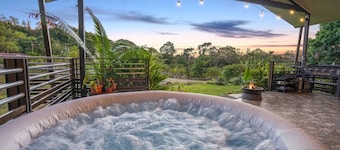 King bed & hot tub in cloud forest mountains