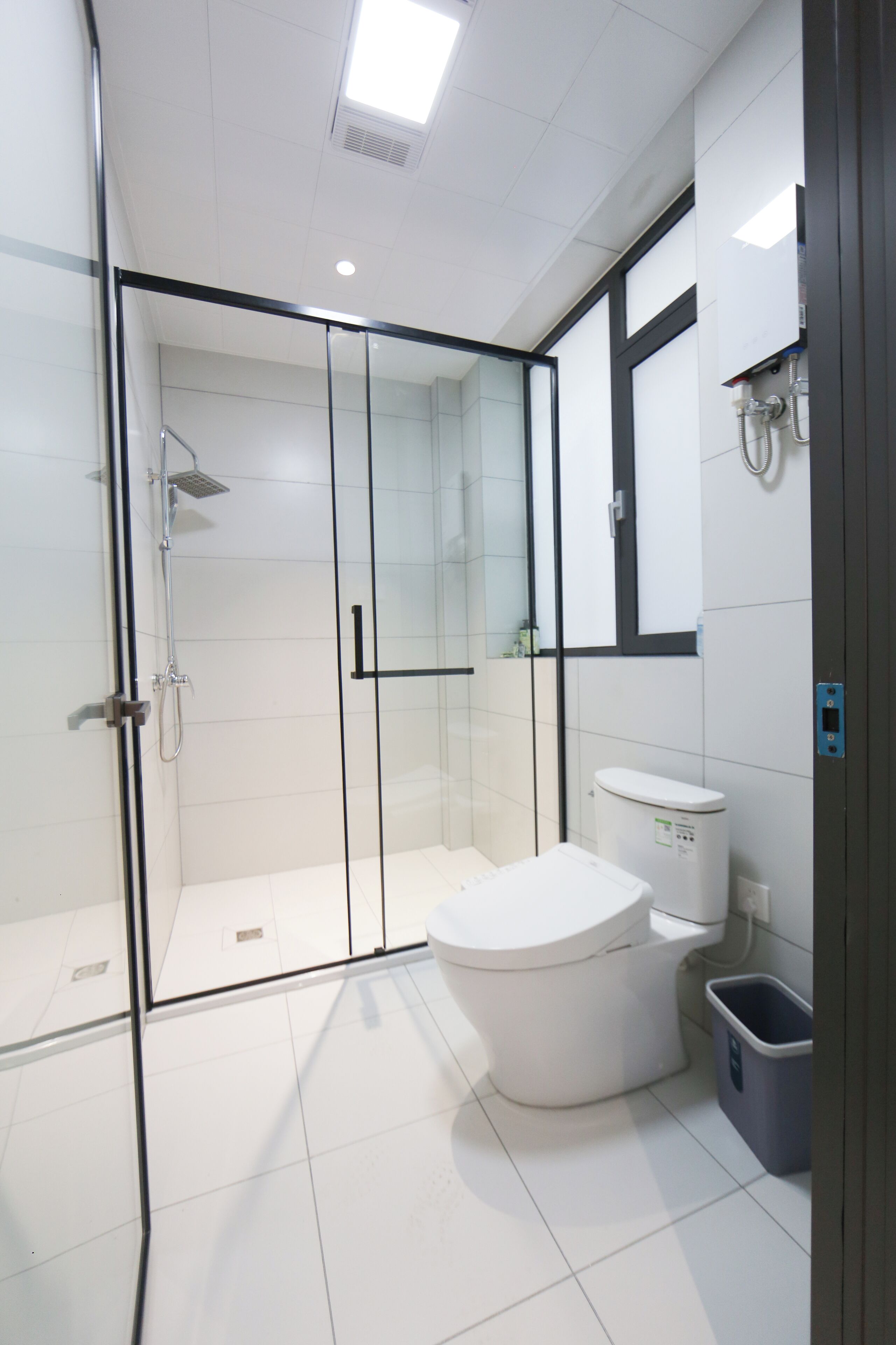 Habitación económica con 2 camas individuales | Baño | Secador de pelo, zapatillas, toallas y papel higiénico